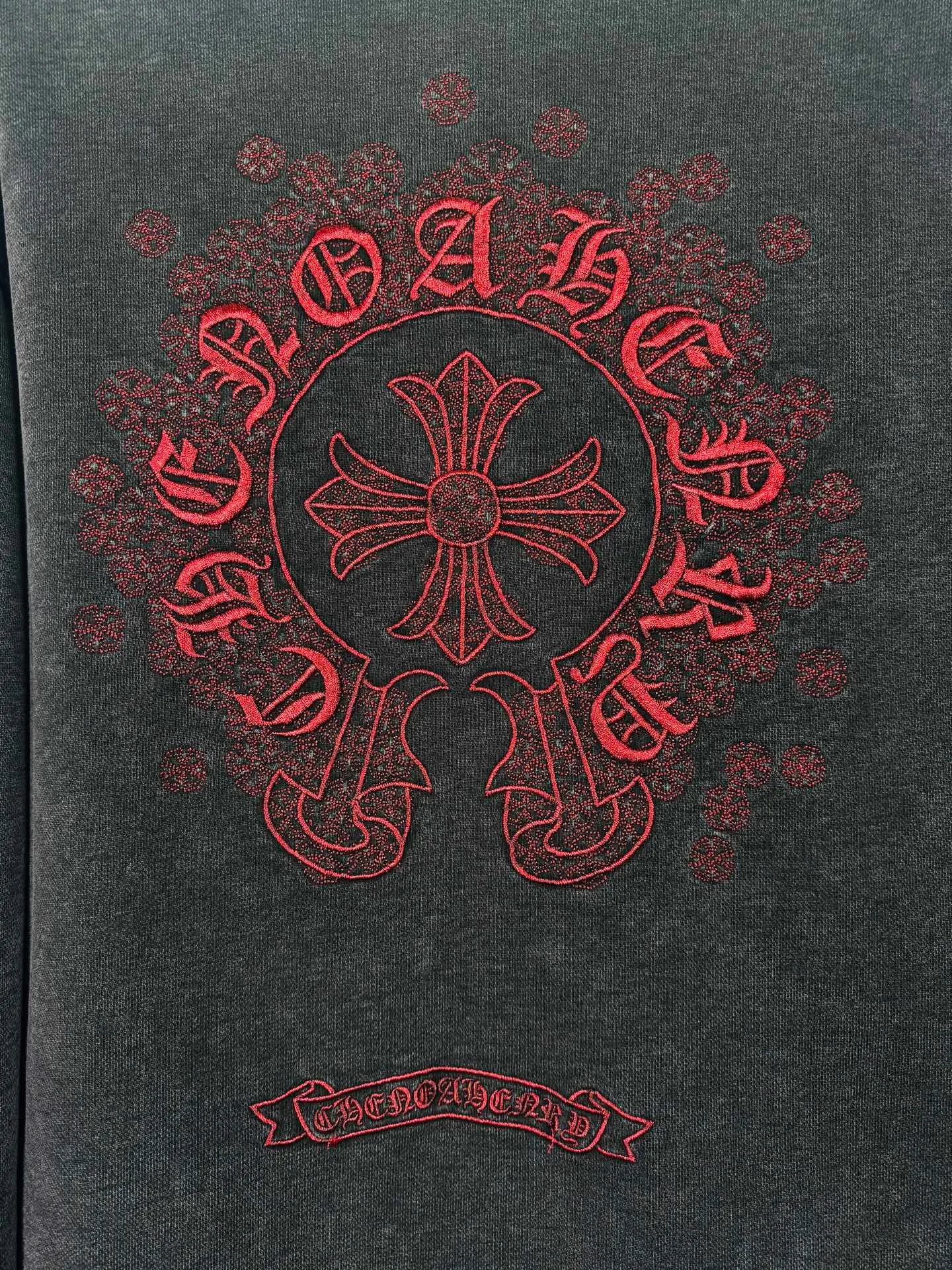 P270 top version, real shot without P, ​​different from market currency) 𝗖𝗵𝗿𝗼𝗺𝗲 𝗛𝗲𝗮𝗿𝘁𝘀/Cro Heart 2025 washed patch embroidery autumn and winter new original single counter American laser burnt 3D three-dimensional color embroidered couple casual sweatshirt 👑The highest version! Customized fabric 430g tripe terry fabric! American acid-washed and distressed original fabric laser burnt ✟appliqué embroidery and exquisite embroidery of letters! The best-selling model in the counter, very comfortable to wear. Accessories: original molded and authenticated collar label➕100% silk wash label. Genuine purchase-grade original hangtag➕matching hanging rope➕3D hanging beads➕original packaging bag. Craftsmanship: The original version has consistent wiring! The highest version of the armhole matching technique! Color: Gray Black Size: S M L XL Style No.: 9301